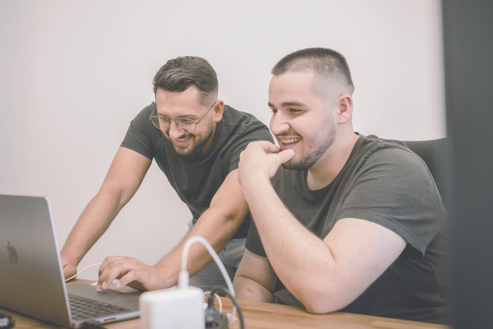 Team bei der strategischen Planung für Finanzbildungsprogramme