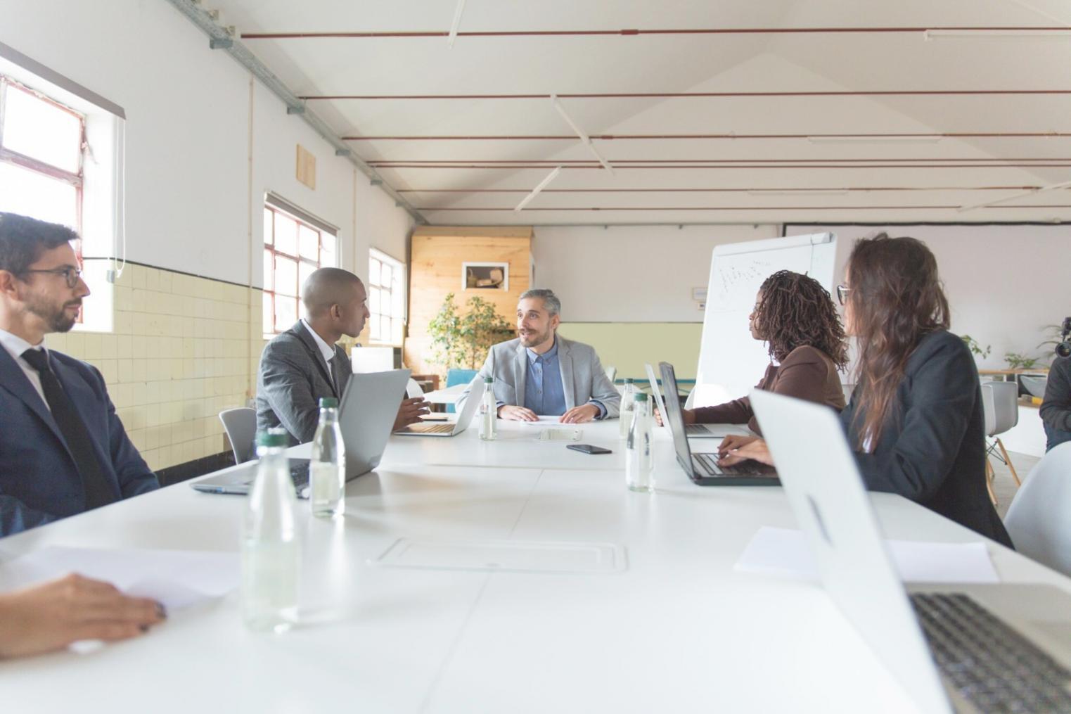 Menschen beim gemeinsamen Lernen über Finanzthemen